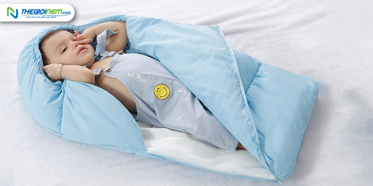 Có nên đắp chăn cho trẻ sơ sinh khi ngủ không?