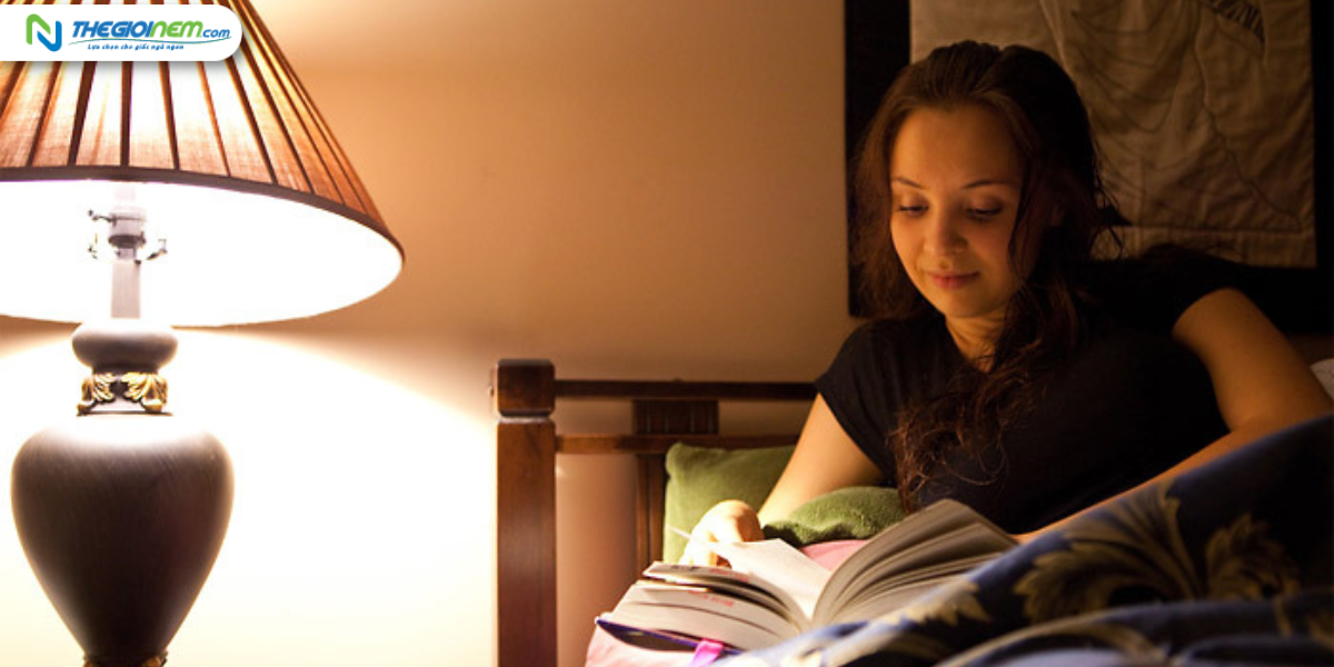 Chúng ta có nên đọc sách trước khi ngủ hay không?